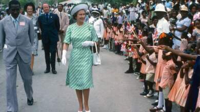 الملكة إليزابيث فى زيارة لبربادوس أيام كتنت تحت ملكية التاج البريطانى