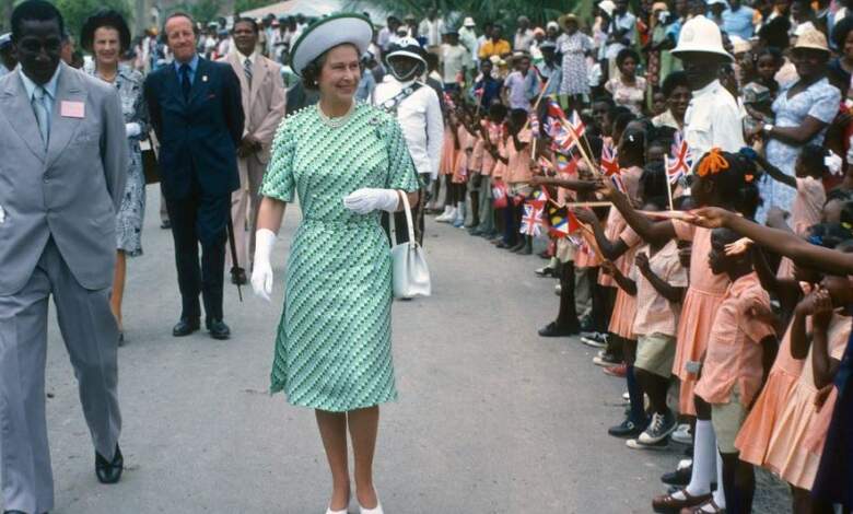 الملكة إليزابيث فى زيارة لبربادوس أيام كتنت تحت ملكية التاج البريطانى