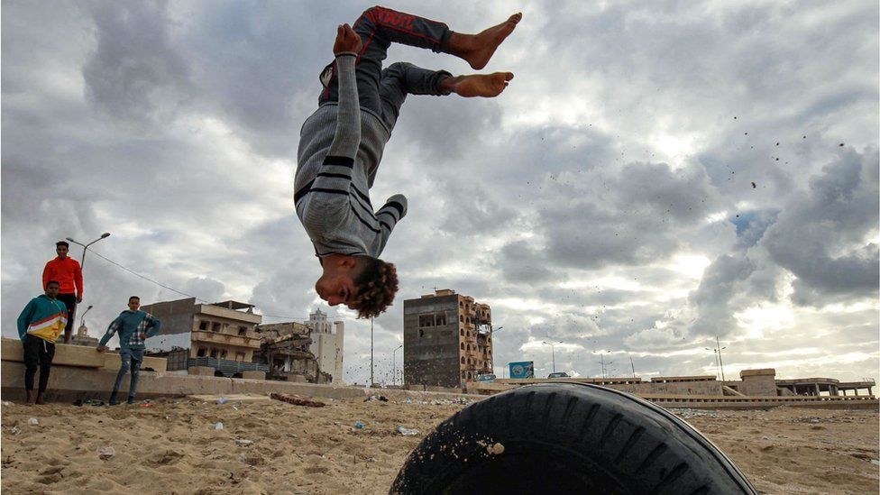 في مدينة بنغازي الليبية صبي يمارس رياضة الباركور.