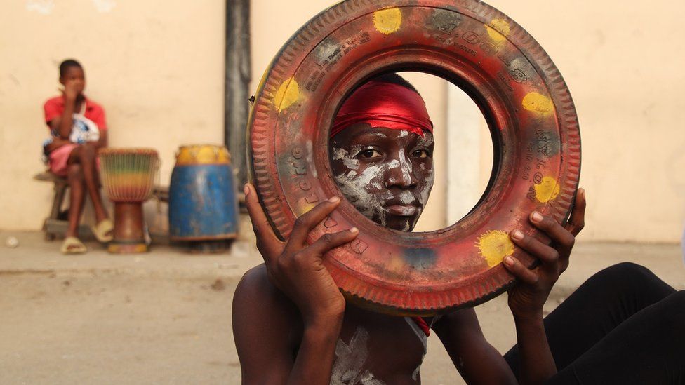 صبي يؤدى حركة في عرض فني في لاجوس عاصمة نيجيريا .. 