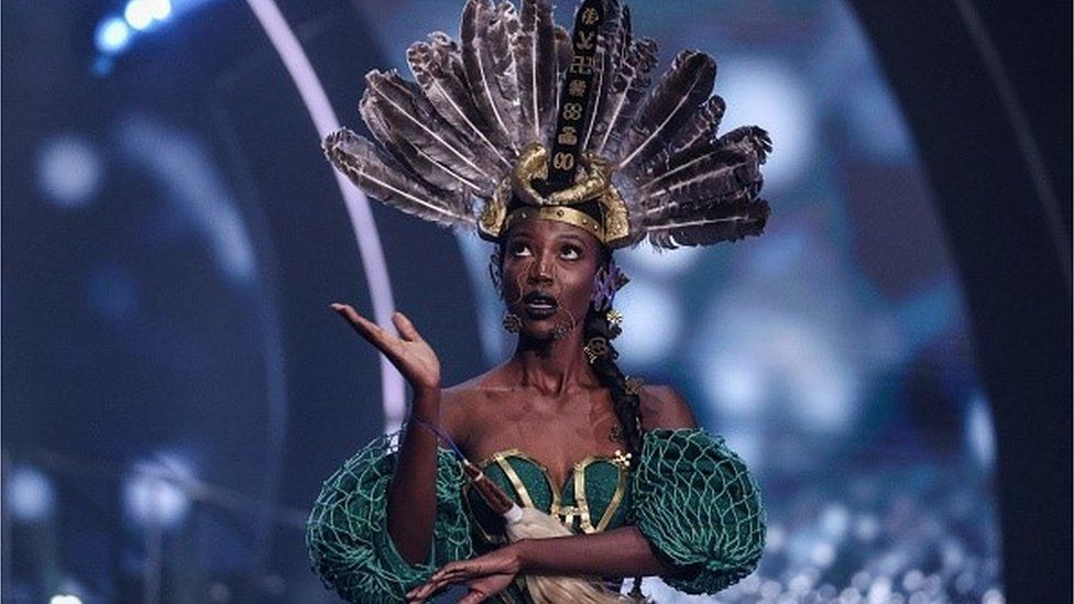 ملكة جمال غانا تتخذ وقفة مميزة في نفس الحدث 