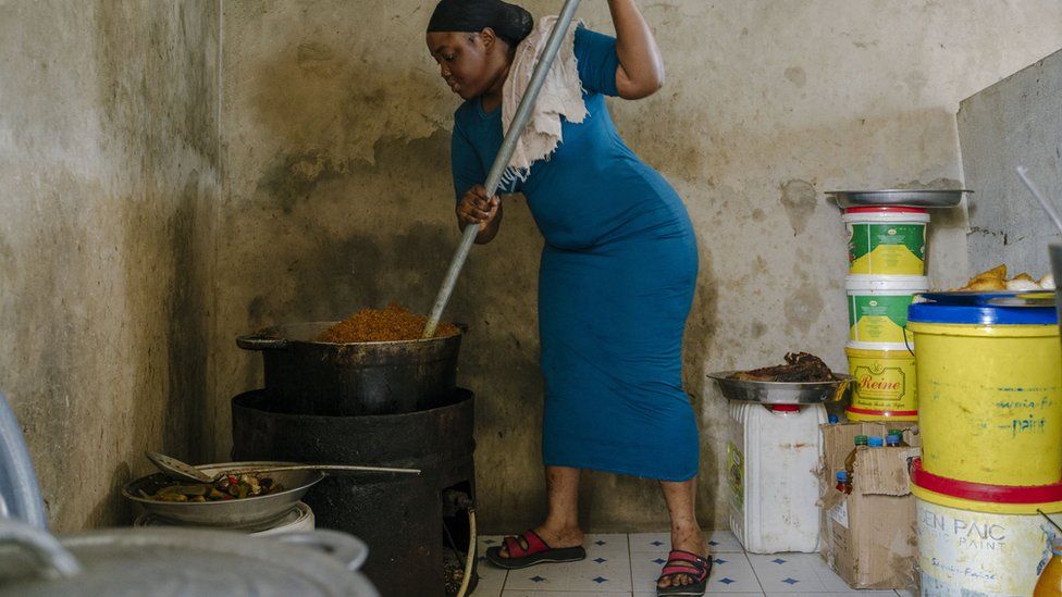 في السنغال يوم الأربعاء امرأة تطبخ الطبق الوطني ، ثيبوديان (الأرز والسمك) ، الذي أُضيف إلى قائمة اليونسكو للكنوز الثقافية في العالم.