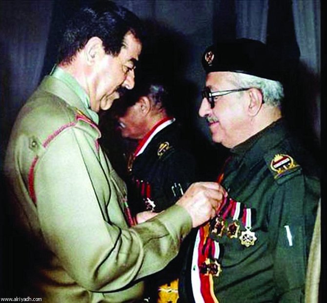 صدام يقلد طارق عزيز نيشانا