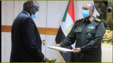 الفريق أول ركن عبد الفتاح البرهان ومبعوث رئيس جمهورية جنوب السودان