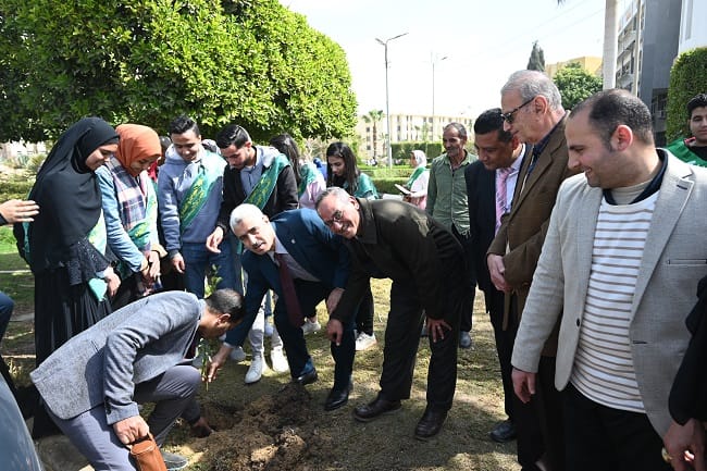 د.محمد سعيد أبو الغار، نائب رئيس جامعة الفيوم يغرس شجرة