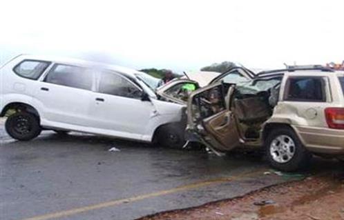 حادث تصادم بين سيارتين