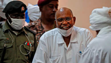 الرئيس السودانى السابق البشير يتجول في مستشفى