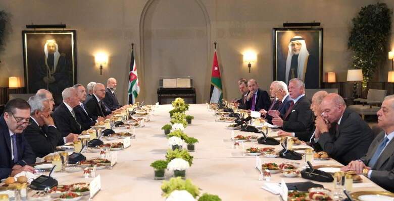 ملك الأردن فى اجتماعه مع رؤساء حكوماته السابقين