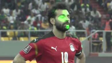 الليزر فى عين محمد صلاح خلال تسديده ضربة ترجيحية فى مباراة مصر والسنغال