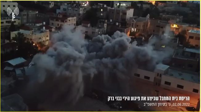 الجيش الإسرائيلي يفجّر منزل منفذ عملية إطلاق النار في بني براك