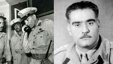 يوسف صديق إلى اليمين ومحمد نجيب وضابطين ليلة 23 يوليو 1952