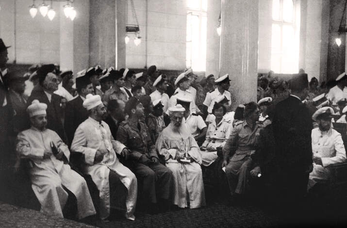 اليهود واحتفالات بسقوط النظام النازي في كنيس في الإسكندرية، مصر.