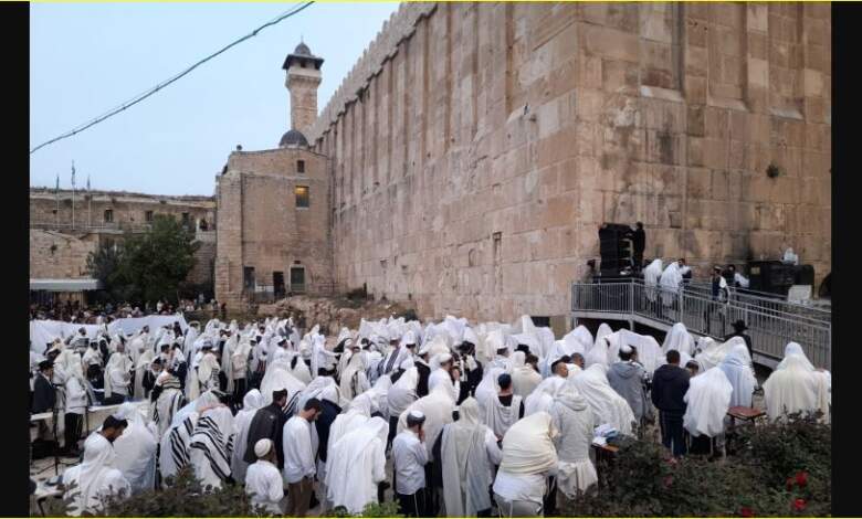 المستوطنون اليهود فى باحة المسجد الإبراهيمي في مدينة الخليل