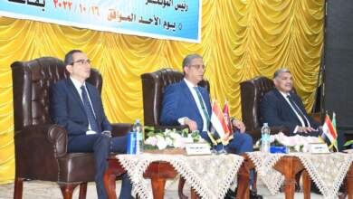 أحمد الأنصاري محافظ الفيوم والدكتور ياسر حتاتة رئيس الجامعة على منصة المؤتمر