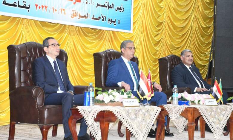 أحمد الأنصاري محافظ الفيوم والدكتور ياسر حتاتة رئيس الجامعة على منصة المؤتمر