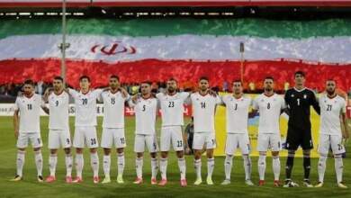 المنتخب الإيرانى على خلفية العلم
