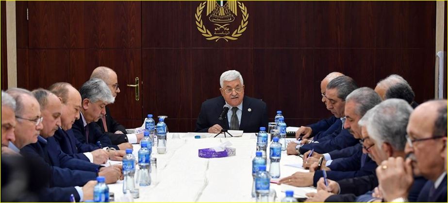 الرئيس محمود عباس وأعضاء السلطة الفلسطينية
