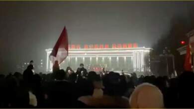 محتجون ضد إجراءات الإغلاق الصارمة فى الصين