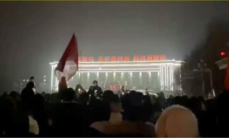 محتجون ضد إجراءات الإغلاق الصارمة فى الصين