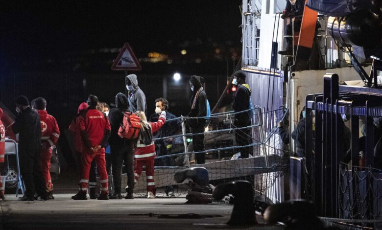 سفينة تابعة لأحدي منظمات الإنقاذ البحري رفضت إيطاليا استقبال من على متنها