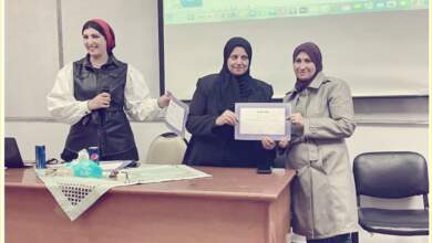 الدكتورة أمال كمال تسلم شهادات المشاركين فى الدورة وإلى جوارها الدكتورة شيماء أبومندور