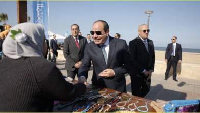الرئيس السيسى يصافح مواطنة تعرض مشغولات يدوية من التراث المصرى