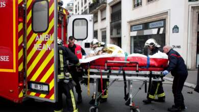 نقل ضحايا حادث باريس من مكان الحادث إلى المستشفى