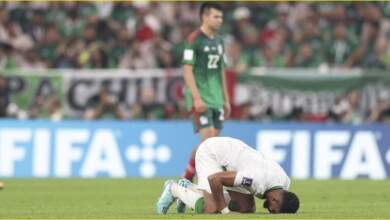 السعودي سالم الدوسري يسجد شكرا بعد إحراز هدف الأخضر ولاعب المكسيك فى الخلفية مذهولا