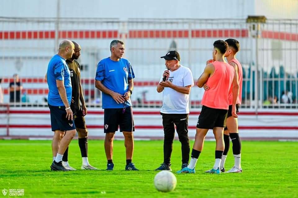 Ferreira donne des instructions techniques spéciales à Dunga lors de l’entraînement de Zamalek