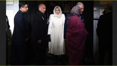 الملك تشارلز والملكة كاميلا عند دخولهما المسجد