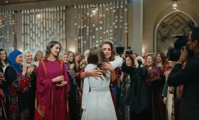 الملكة رانيا تحتضن ابنتها الأميرة إيمان فى حفل الحناء