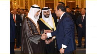 الرئيس السيسى يصافح الدكتور عبداللطيف محمود آل محمود عضو المجلس الأعلى للشؤون الإسلامية بمملكة البحرين