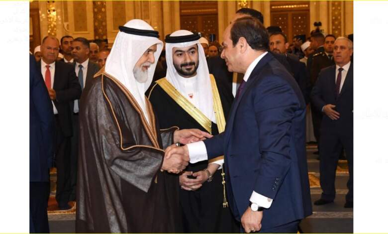 الرئيس السيسى يصافح الدكتور عبداللطيف محمود آل محمود عضو المجلس الأعلى للشؤون الإسلامية بمملكة البحرين