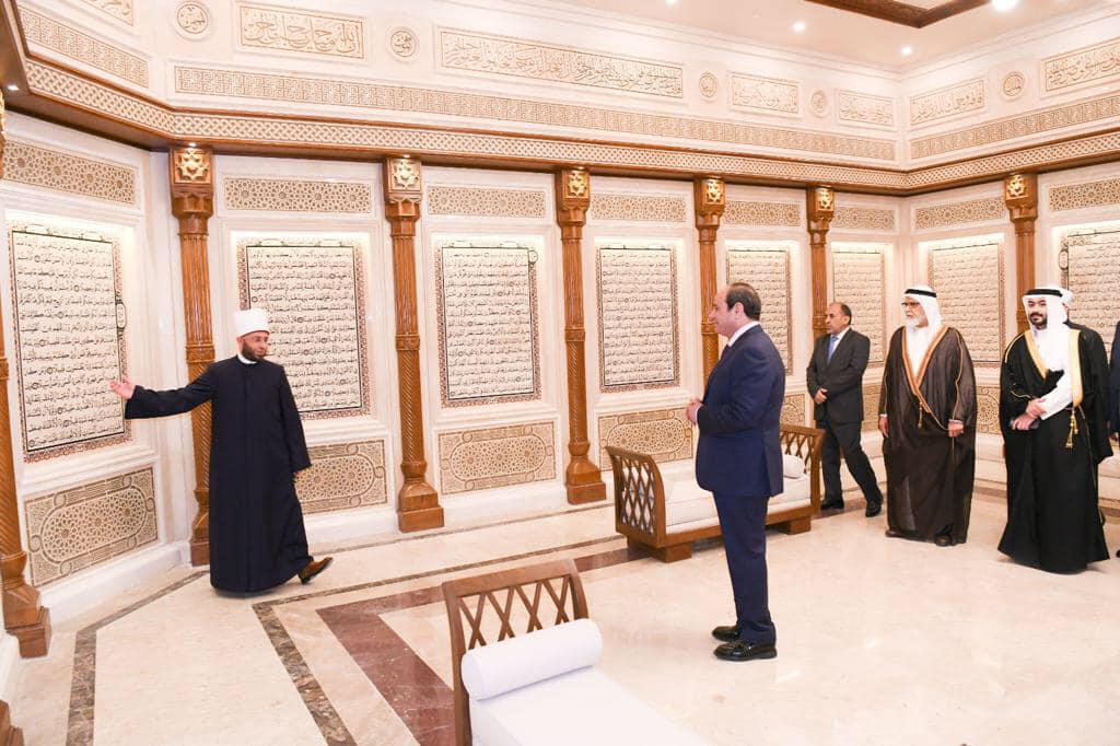 الرئيس يستمع إلى شرح أحدى اللوحات أثناء افتتاح مركز مصر الثقافي الإسلامي بالعاصمة الإدارية الجديدة