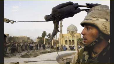 إسقاط تمثال صدام بعد دخول القوات الأمريكية بغداد