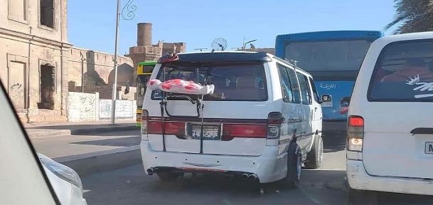 طفل مُكفن معلق بظهر الميكروباص