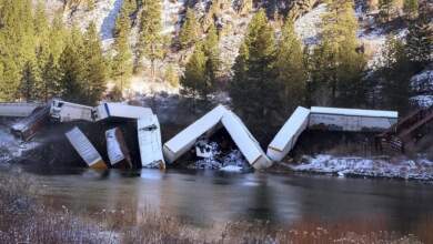 انحراف قطار فى ولاية مونتانا الأمريكية وسقوط عرباته فى النهر