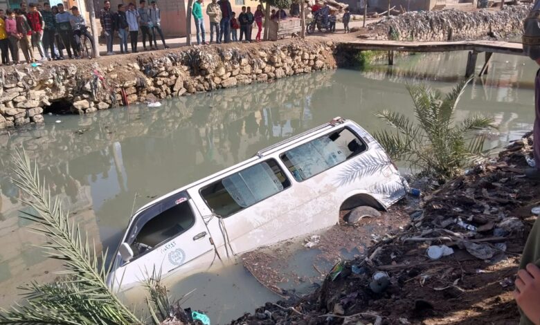 سقوط ميكروباص في مصرف