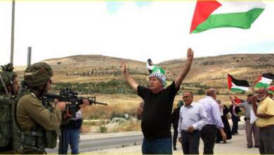 محتج فلسطينى فى وجه سلاح الاحتلال الإسرائيلى