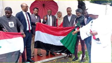 وقفة أمام السفارة السودانية فى روما دعما لوحدة الدولة والجيش