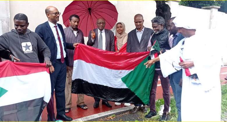 وقفة أمام السفارة السودانية فى روما دعما لوحدة الدولة والجيش