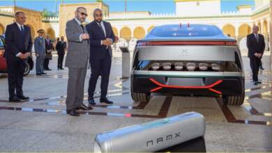 ملك المغرب يعاين السيارة نامكس