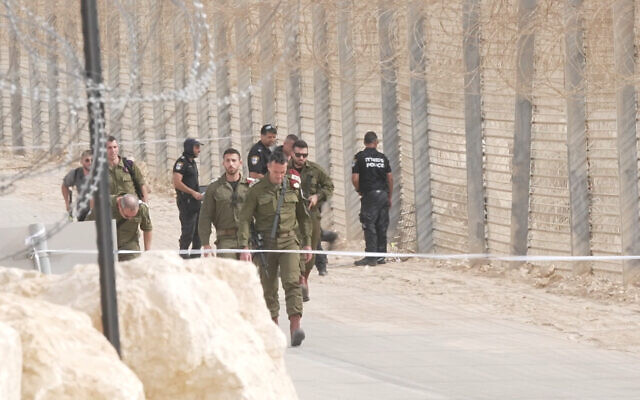 رئيس أركان الجيش الإسرائيلي هرتسي هليفي ومسؤولين آخرين بالجيش والشرطة بالقرب من موقع الحادث