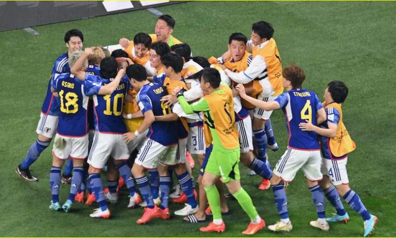 المنتخب اليابانى يحتفل بالفوز الكبير على نظيره الألمانى