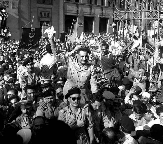 استقبال الحشود لعبد الناصر في الإسكندرية بعد يوم واحد من إعلانه الانسحاب البريطاني ومحاولة اغتياله، 27 أكتوبر 1954