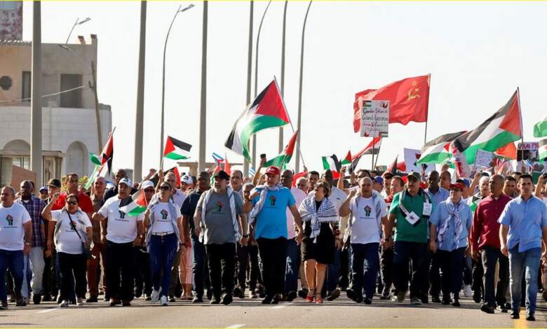 رئيس كوبا يقود مظاهرة كبرى داعمة للقضية الفلسطينية وهو يرتدى الكوفية الفلسطينية