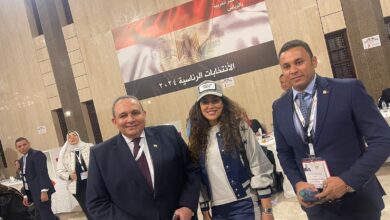 آيتن عامر تدلي بصوتها في انتخابات الرئاسة بالسعودية