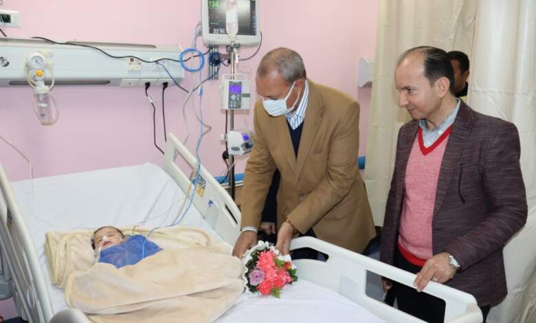 الهجان يطمئن على أطفال غزة الذين يتلقون العلاج بمستشفى القناطر الخيرية