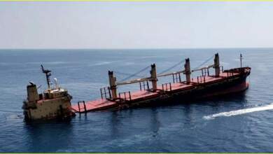 سفينة الشحن روبيمار، التي تضررت في هجوم صاروخي للحوثيين الأسبوع الماضي، تتسرب منها النفط.