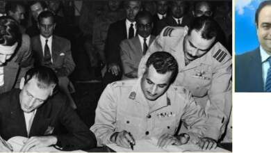 أحمد أبو بيبرس وإلى اليسار جمال عبد الناصر يوقع اتفاقية الجلاء